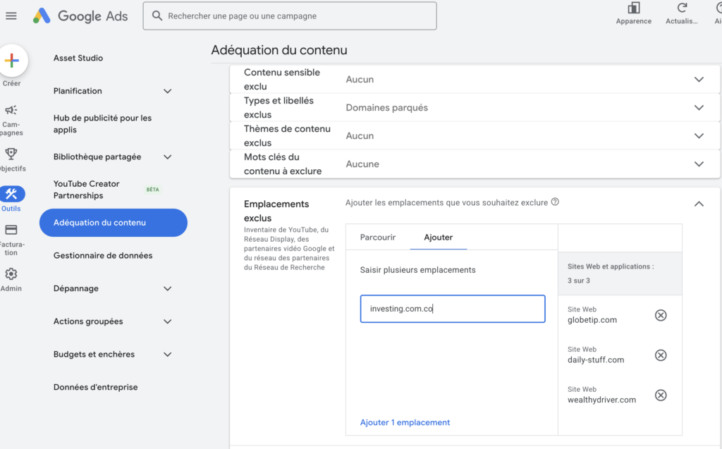 Google Ads — formulaire d'ajout d'emplacements exclus avec 3 domaines de la base Adnostik v0 : globetip.com, daily-stuff.com, wealthydriver.com